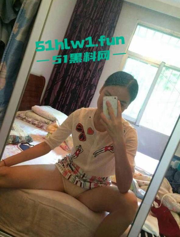 重庆反差熟女人妻【李沐嵘】与炮友的大量裸照流出,平日里贤妻良母私底下非常淫荡。-5