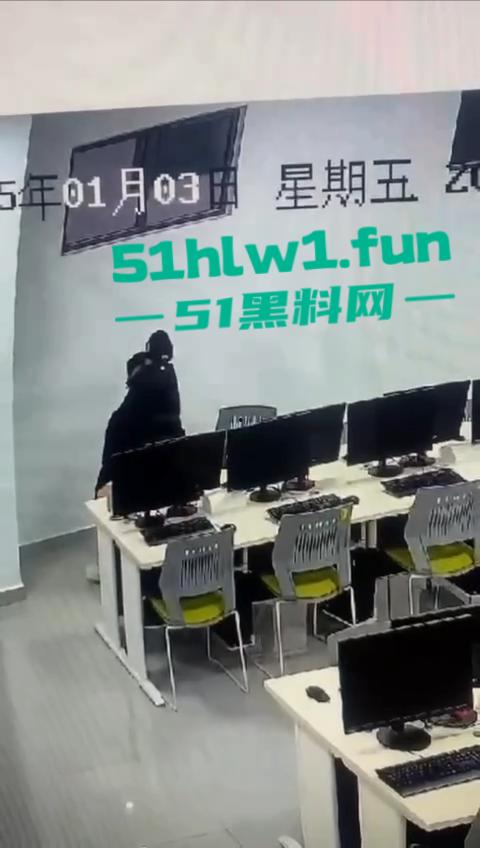 郑州商学院大瓜!一对情侣饥渴难耐在学院内多媒体室啪啪,监控下50秒激情视频曝光。-7