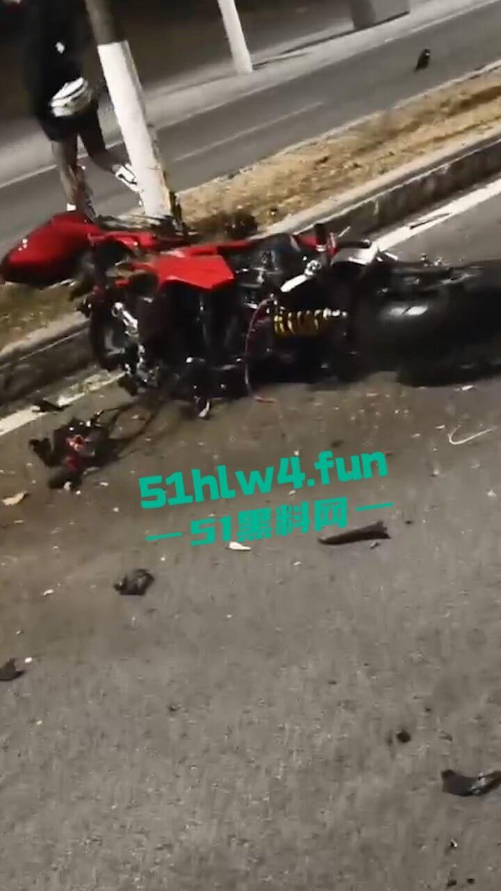 车祸现场,奥体美腿女骑手压弯摔车被摔出脑浆,美腿女骑装逼不成惨遭勾魂。-3