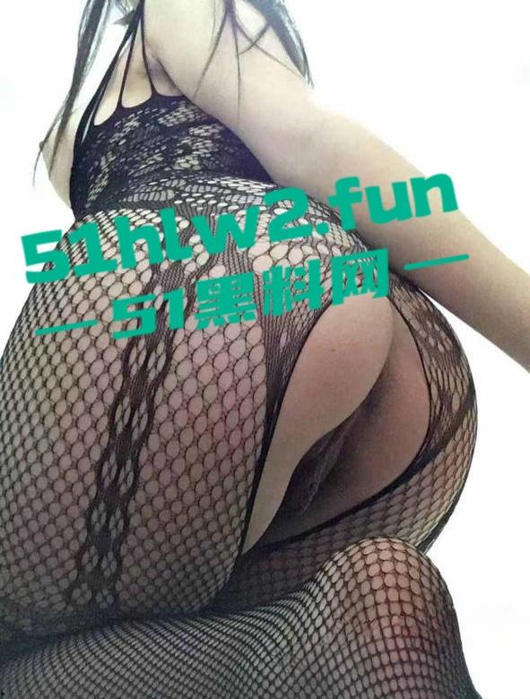 河南20岁骚货母狗【李琦】穿着黑丝连体情趣内衣大跳骚舞,露脸自慰的表情简直太骚了。-4