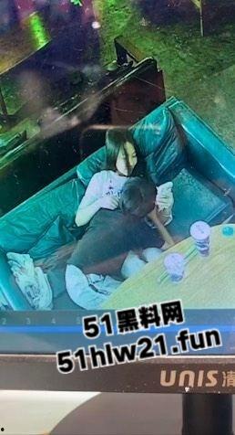 广西玉林仙尼奶茶店，偷拍同校高冷女神【孙晓慧】给校外给一男子口交，同学调出监控将其曝光。-5