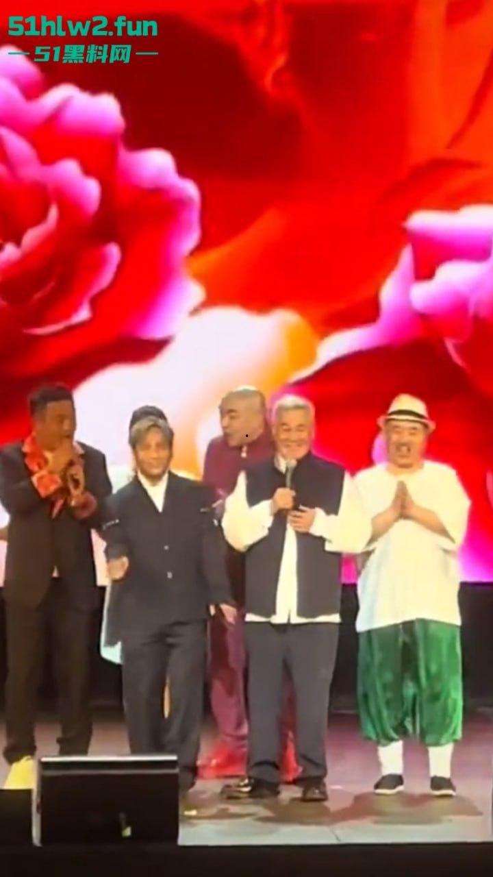 赵本山全球巡回演出在纽约开启第1站，场面宏大人流爆满果然是喜剧之父这影响力杠杠的。-8