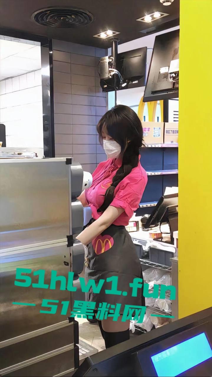 火爆全网的麦当劳兼职美女被曝光，私下淫荡的聊天记录露骨和不雅性爱视频曝光。-2