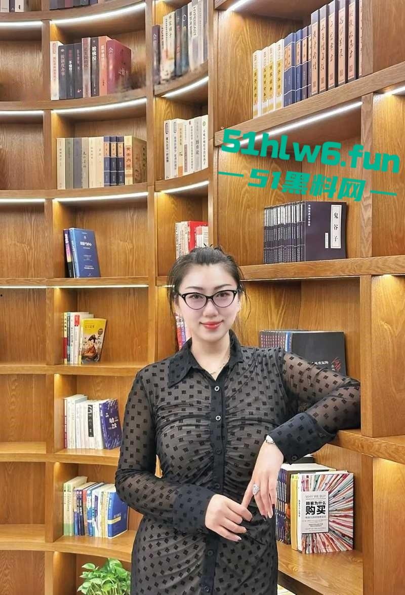 公园大爷光天化日之下露天操鸡，极品熟女奶大逼紧上位骑乘全自动，大爷吃得可真好！-1