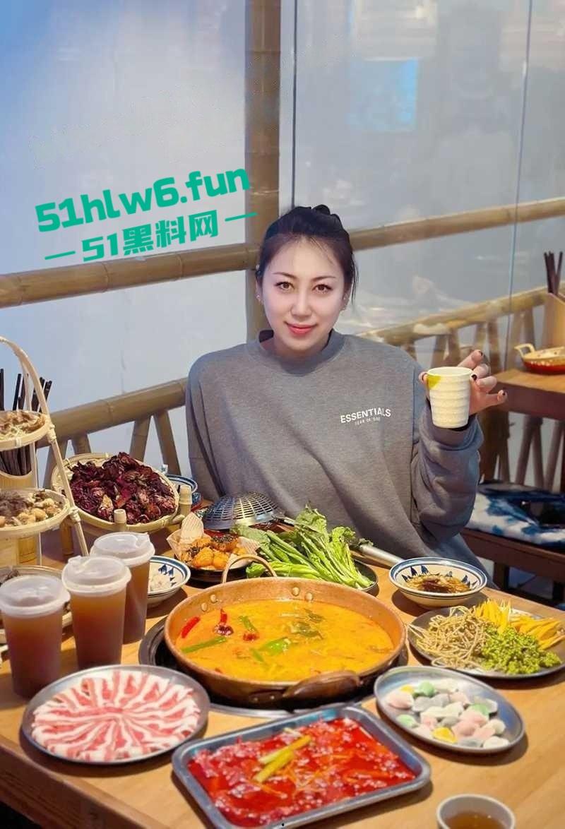 公园大爷光天化日之下露天操鸡，极品熟女奶大逼紧上位骑乘全自动，大爷吃得可真好！-2