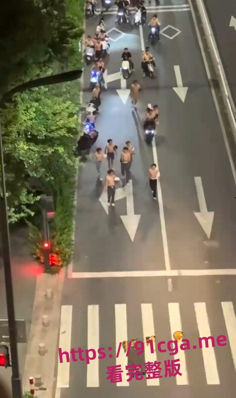 深夜街头惊现古惑仔集体群殴事件 超数十人提刀互砍-1