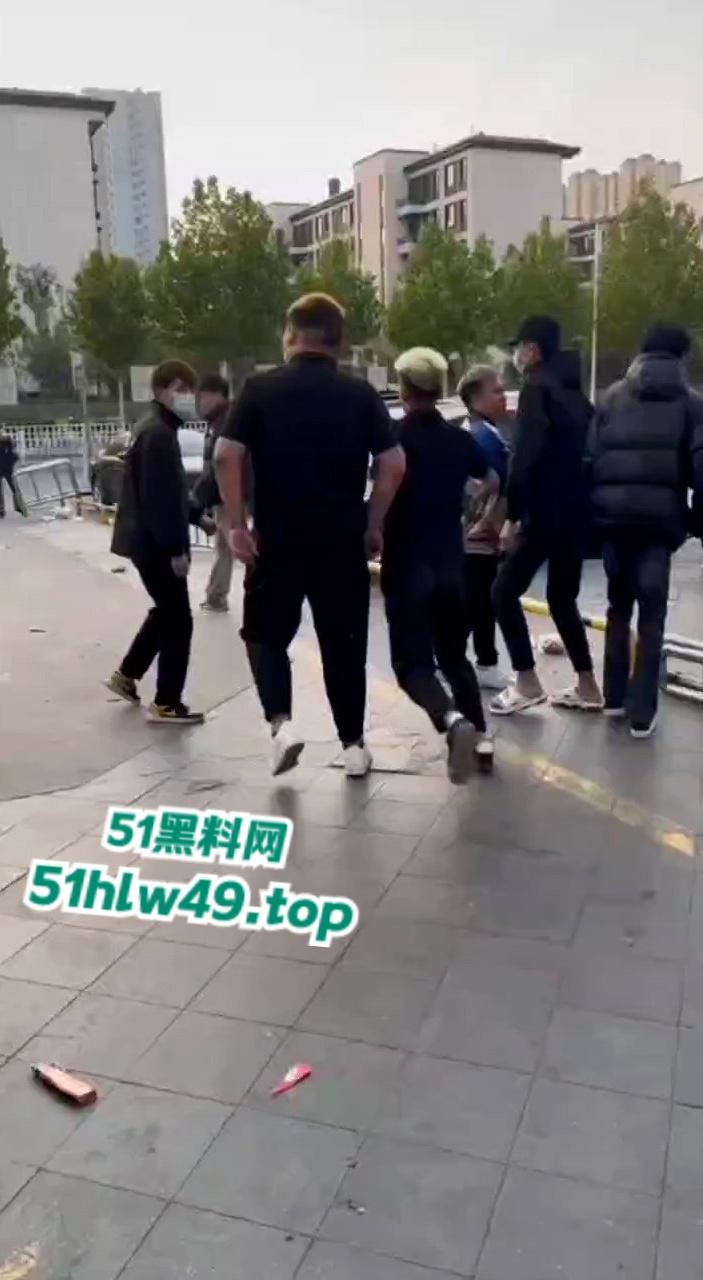山东泰安万达恶魔团街头斗狠,打死单身小伙,快手流量过万杀人还发视频炫耀。-1