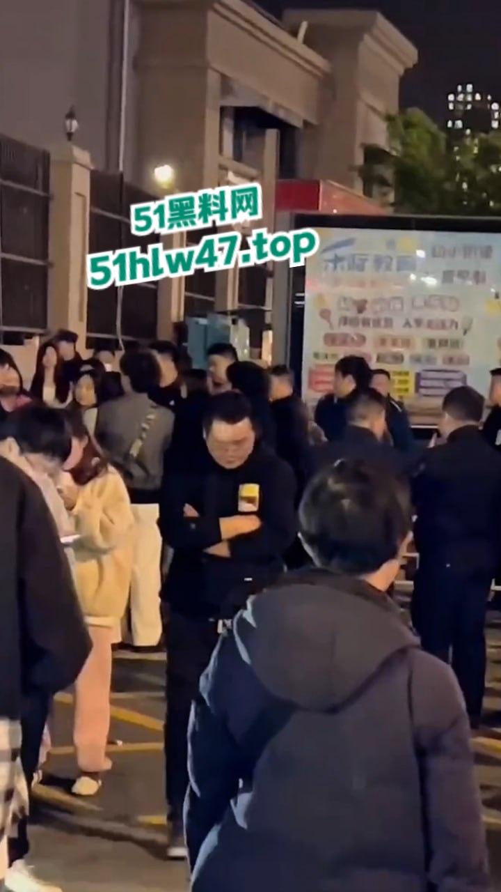 武汉海昌天澜黑箱操作换物业,据悉是两波物业公司抢地盘,一群业主也参与其中堪比古惑仔现场。-1