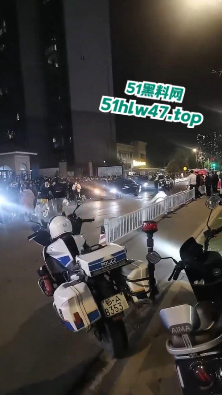 武汉海昌天澜黑箱操作换物业,据悉是两波物业公司抢地盘,一群业主也参与其中堪比古惑仔现场。-2