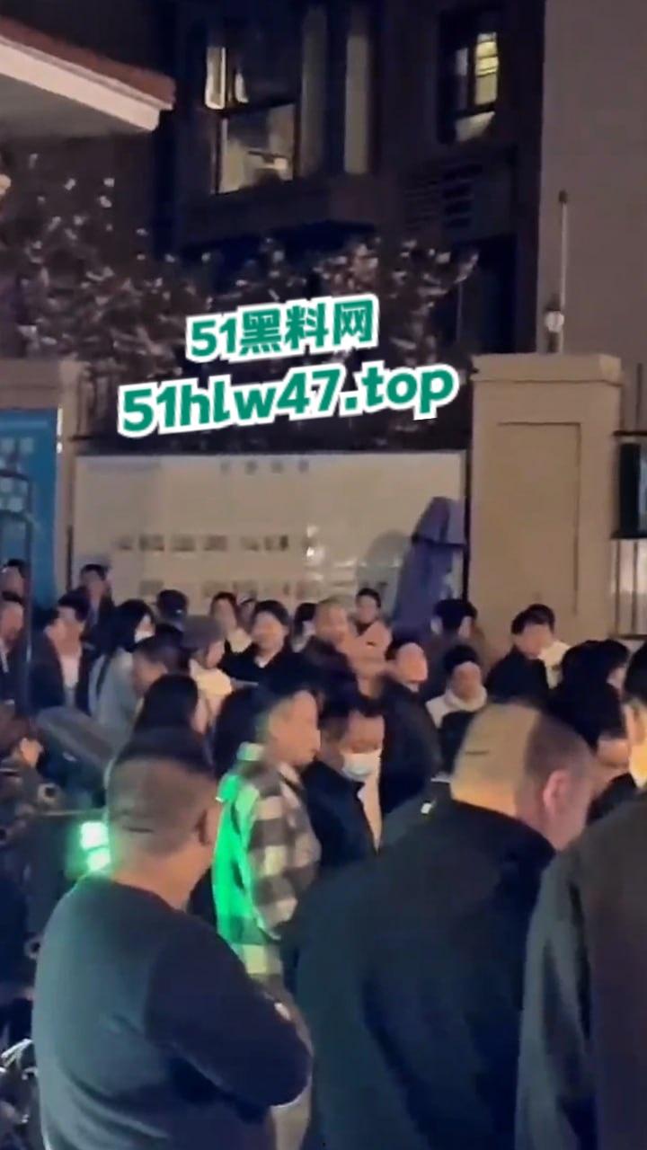 武汉海昌天澜黑箱操作换物业,据悉是两波物业公司抢地盘,一群业主也参与其中堪比古惑仔现场。-5