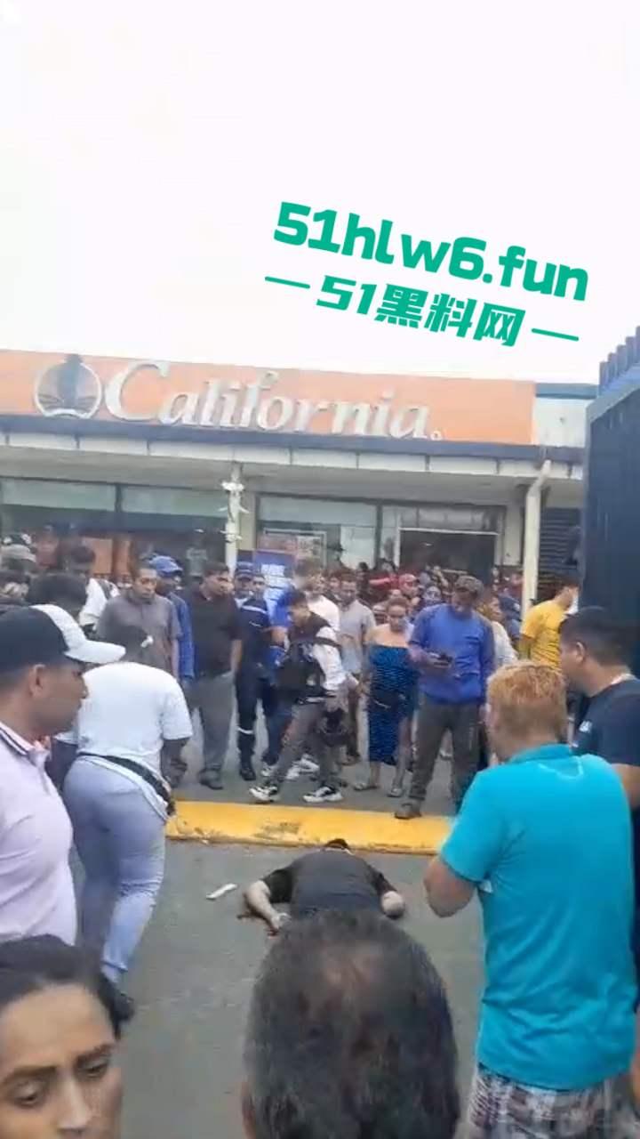 厄瓜多尔突发杀人事件,男子在街边接打电话被枪手近距离开枪射杀,疑似打击报复身中数枪当场死亡 。-3