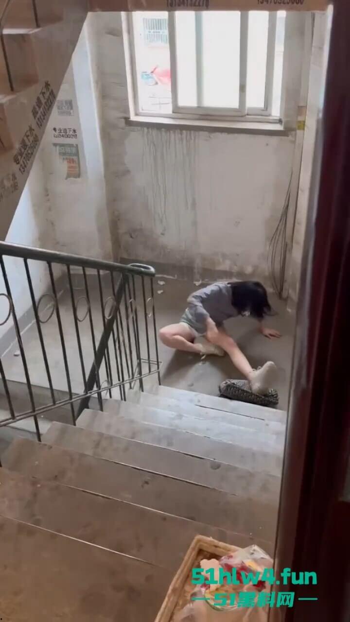 辽宁沈阳妹子磕药过度形如丧尸出街,被纹身男按进臭水沟无情蹂躏视频曝光!-8