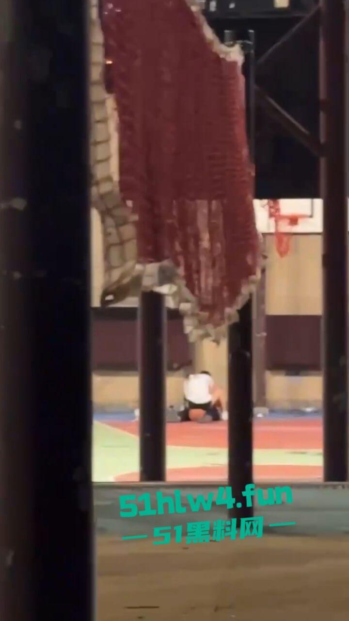 偷拍下篮球场的秘密，一对情侣周围四下无人竟然户外激情做爱，青春的激情与无畏。-7