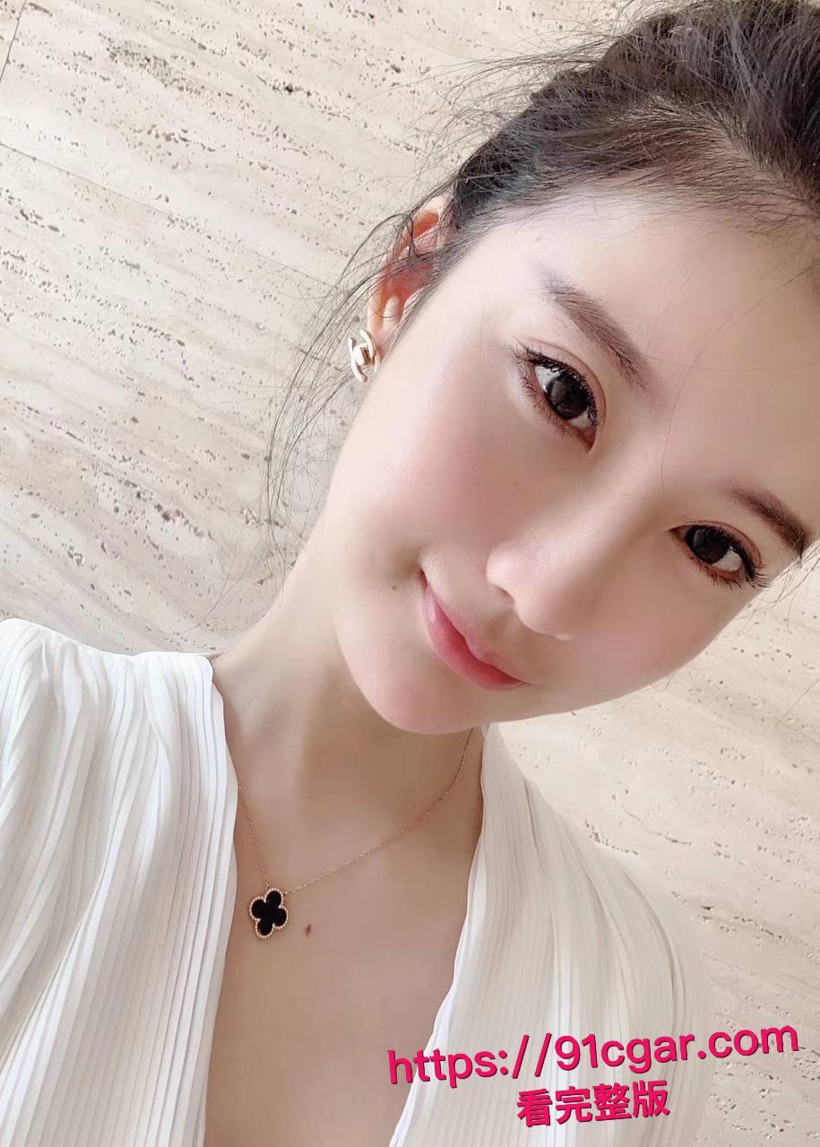 MERIOL_CHAN 卧室独守空房彻底放飞！新加坡甜美女神私下抠到喷水高潮连连，奶子晃得人当场射屏！-4