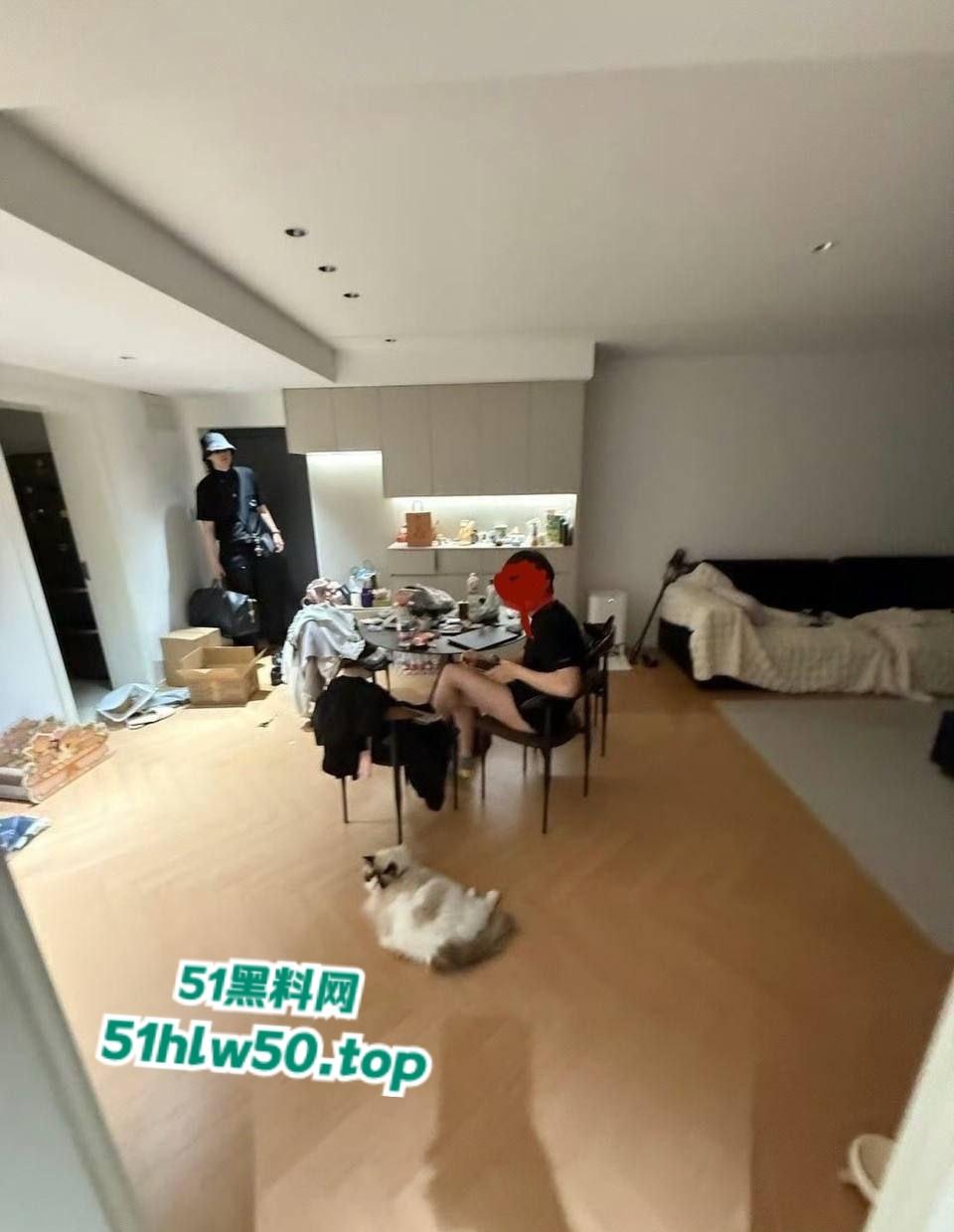 纯爱富哥被戴绿帽,知名女coser花卷被曝爆男友400w金币还不够,在男友租的房子里与前任男友滚床单!-1