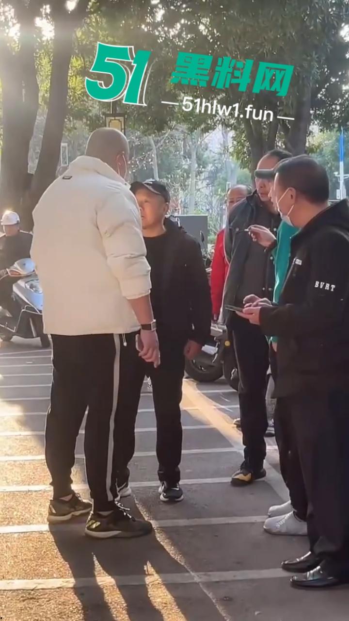 泉州石狮鸳鸯池公园免费爱心早餐摊，被大爷破口大骂只因来晚没拿到油条，果然生米恩斗米仇啊。-1