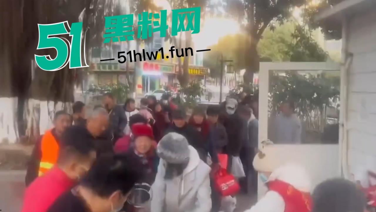 泉州石狮鸳鸯池公园免费爱心早餐摊，被大爷破口大骂只因来晚没拿到油条，果然生米恩斗米仇啊。-5