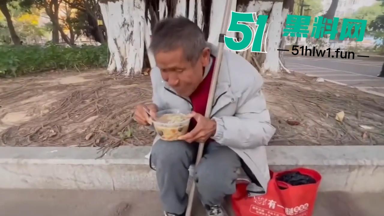 泉州石狮鸳鸯池公园免费爱心早餐摊，被大爷破口大骂只因来晚没拿到油条，果然生米恩斗米仇啊。-6