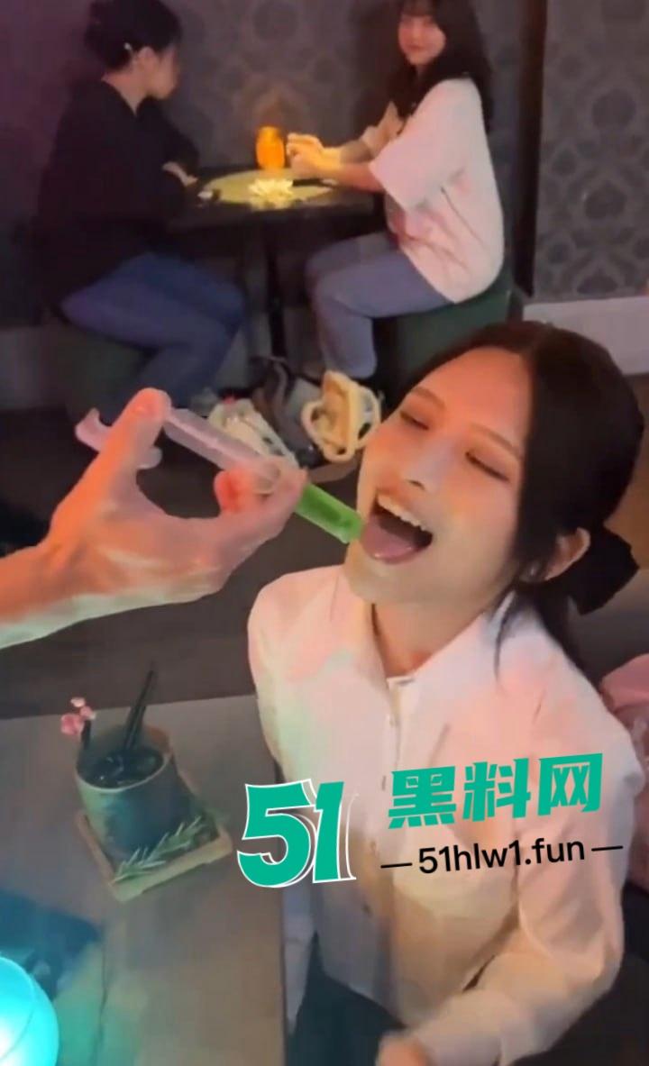 绝美颜值尤物母狗,大奶长腿身材一流超漂亮的脸蛋,鸡巴形成超反差对比吃鸡做爱视频流出。-13