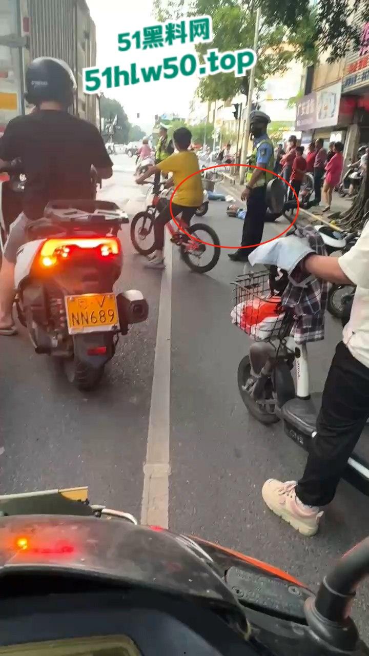 广东潮汕暴躁男在线作死，只因未戴头盔强行躲检撞飞交警双双倒地不起满脸是伤！-5