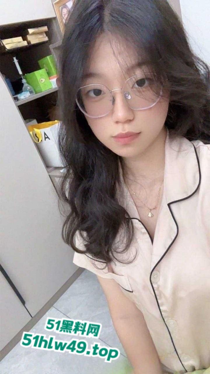 云南师范大学眼镜妹【周晓琴】高颜值学妹私下寂寞难耐，在家自拍火辣自慰视频，撩骚求人狠狠插入！-4