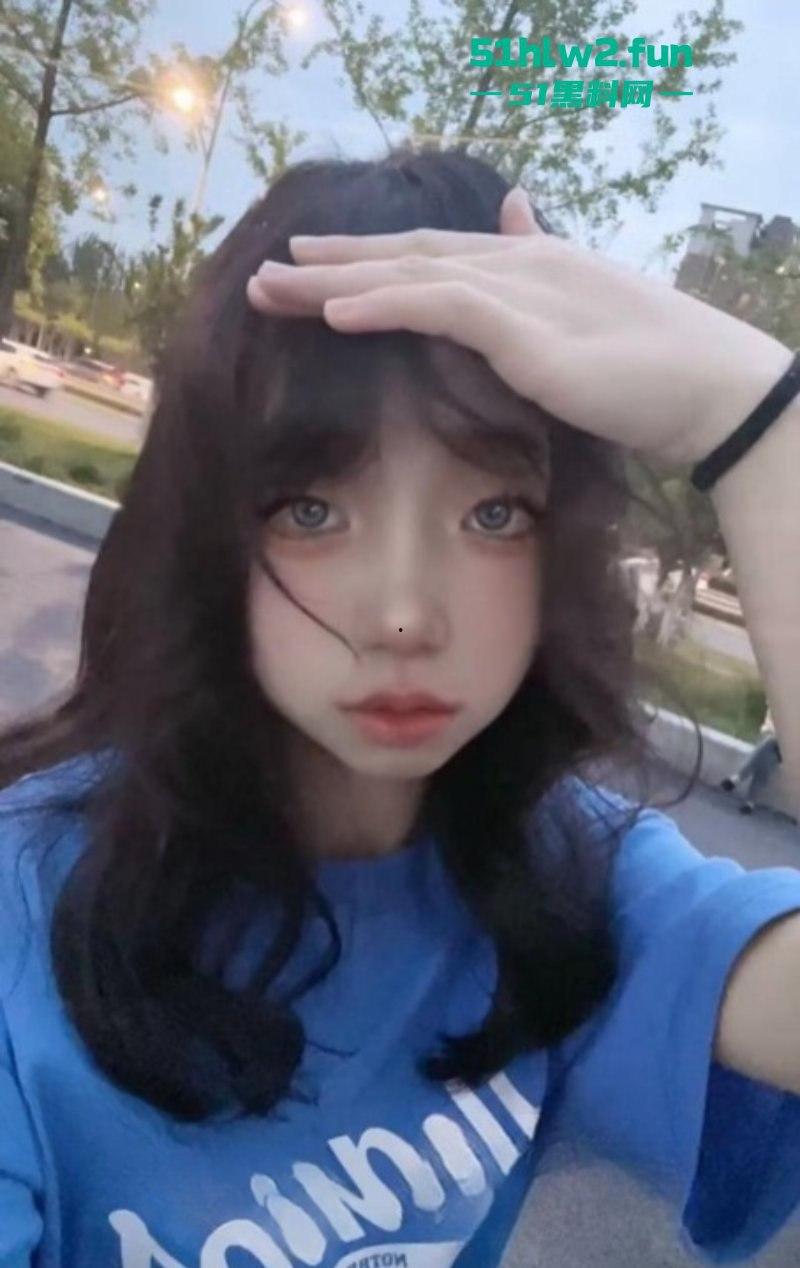 四川颜值嫩妹【李志君】04后长腿精神小妹 为了烟钱下海，向金主展现裸体稚嫩的身材太诱人了。-1