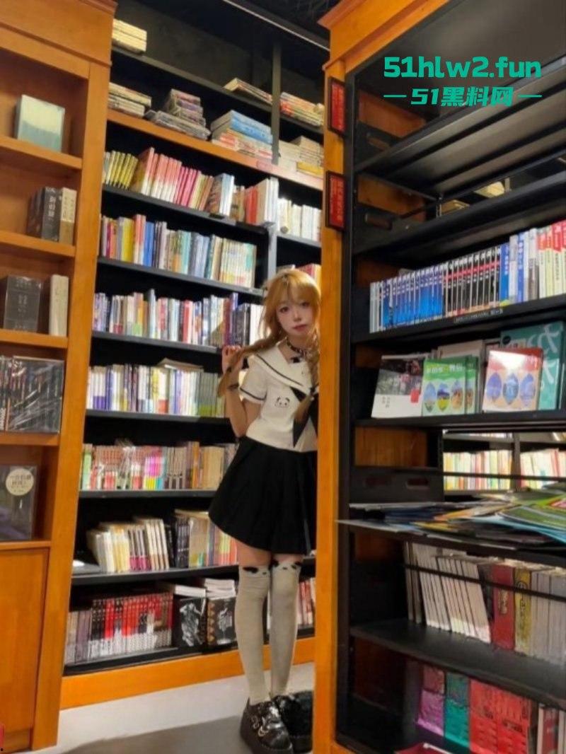 四川颜值嫩妹【李志君】04后长腿精神小妹 为了烟钱下海，向金主展现裸体稚嫩的身材太诱人了。-5