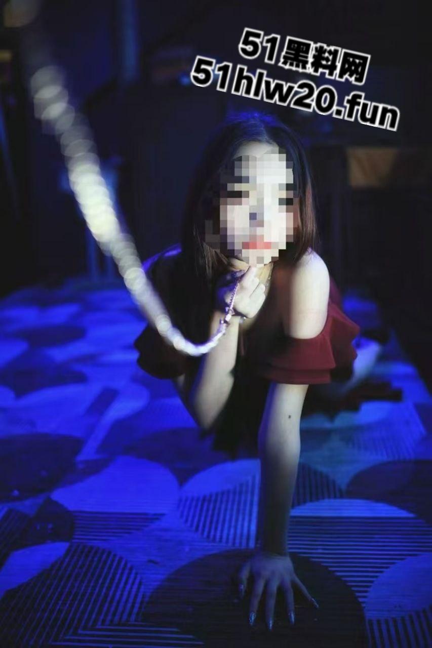 武汉地下酒吧开设SM私密服务，在场女奴免费任玩，舔脚口爆跪地发情求调教。-6