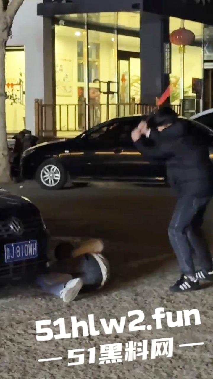 山东泰安街头斗殴一群混社会的网吧少年，在网吧门口堵学生因其女友被抢，叫人持械当街殴打。-7