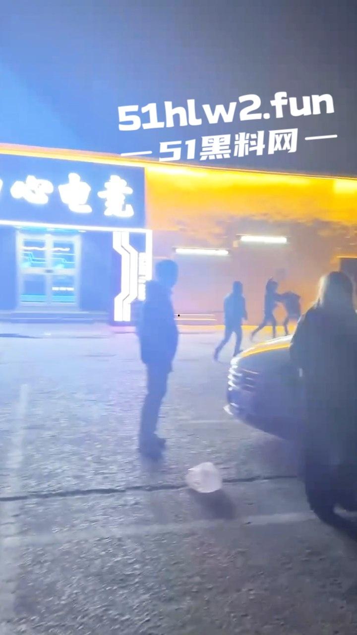 山东泰安街头斗殴一群混社会的网吧少年，在网吧门口堵学生因其女友被抢，叫人持械当街殴打。-8