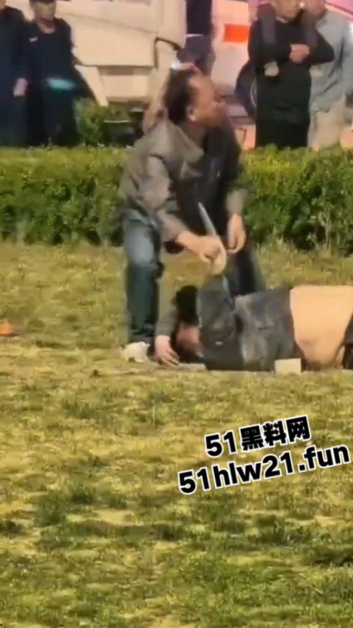 河北石家庄捅人事件，因孩子起争执叫人殴打对方，结果来人直接掏刀捅人现场视频流出。-2