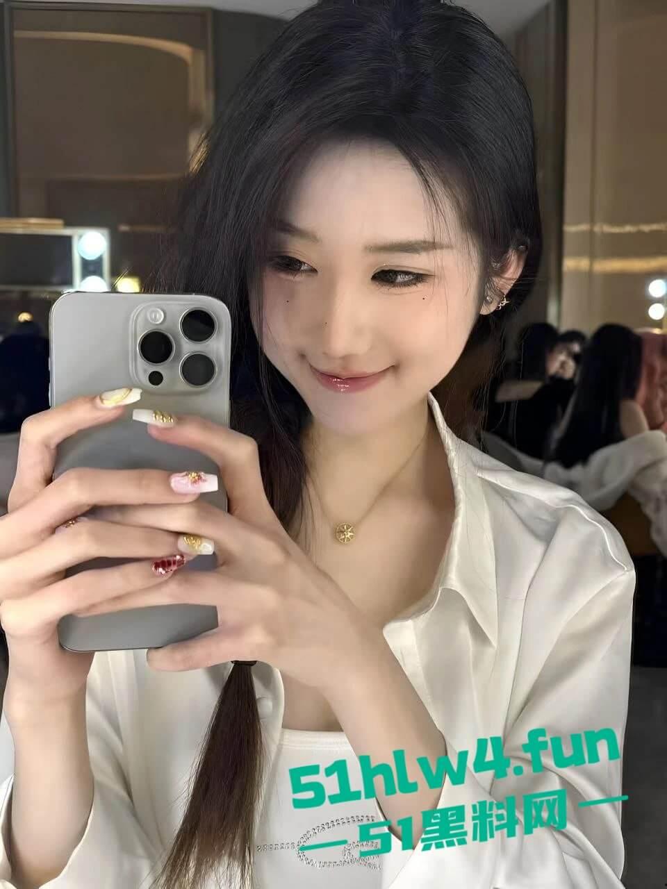 重庆大学超高颜值学妹【徐紫茵】平时看着生人勿进的样子,私下和男友性爱视频遭曝光!-2