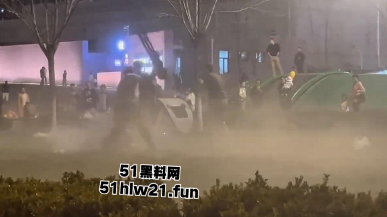 河北石家庄捅人事件，因孩子起争执叫人殴打对方，结果来人直接掏刀捅人现场视频流出。-8