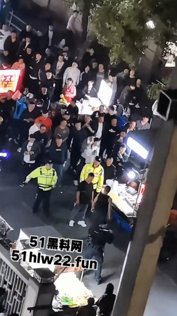 苏州中华园一名男子在闹市区持刀，街头晃悠被警察现场处置以寻衅滋事罪起诉。-2