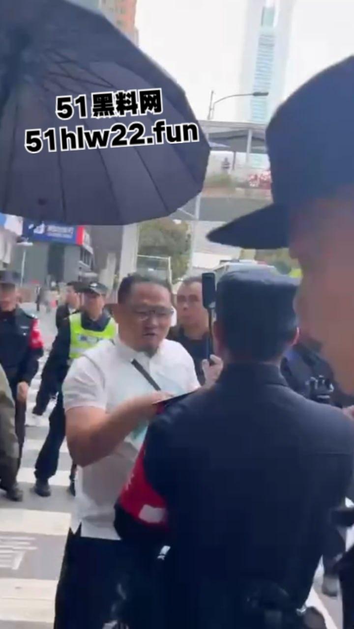 广东林和村警民冲突事件,贪官哄骗村民回迁十年依旧没有房产证,村民上访被警察殴打带走。-9