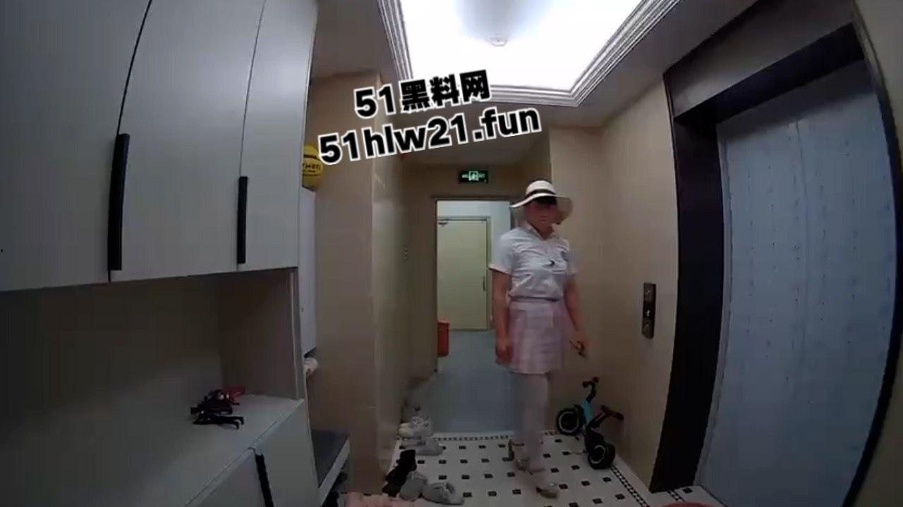 变态男，穿女装尾随女孩回家，在其家门口穿着丝袜摸奶蹭地，打飞机真是辣眼睛。-1