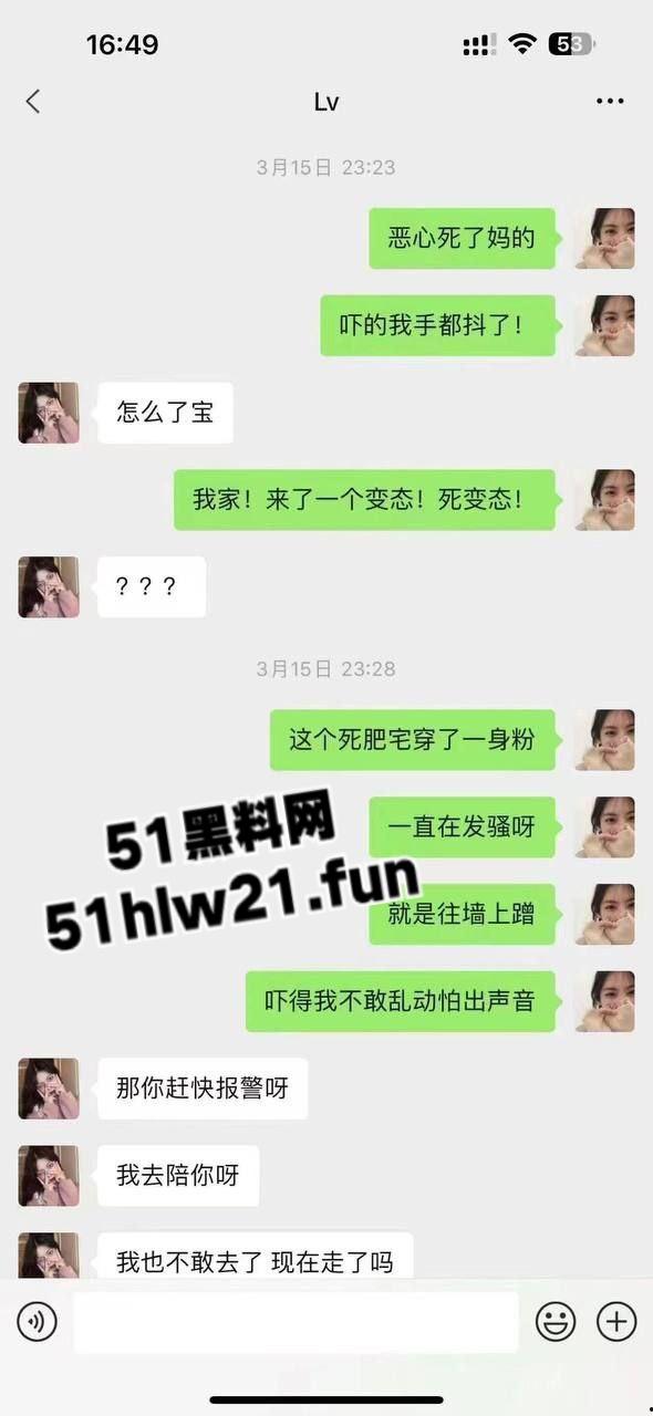 变态男，穿女装尾随女孩回家，在其家门口穿着丝袜摸奶蹭地，打飞机真是辣眼睛。-2