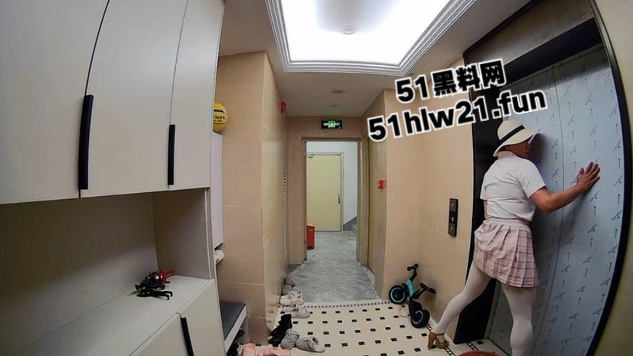 变态男，穿女装尾随女孩回家，在其家门口穿着丝袜摸奶蹭地，打飞机真是辣眼睛。-5