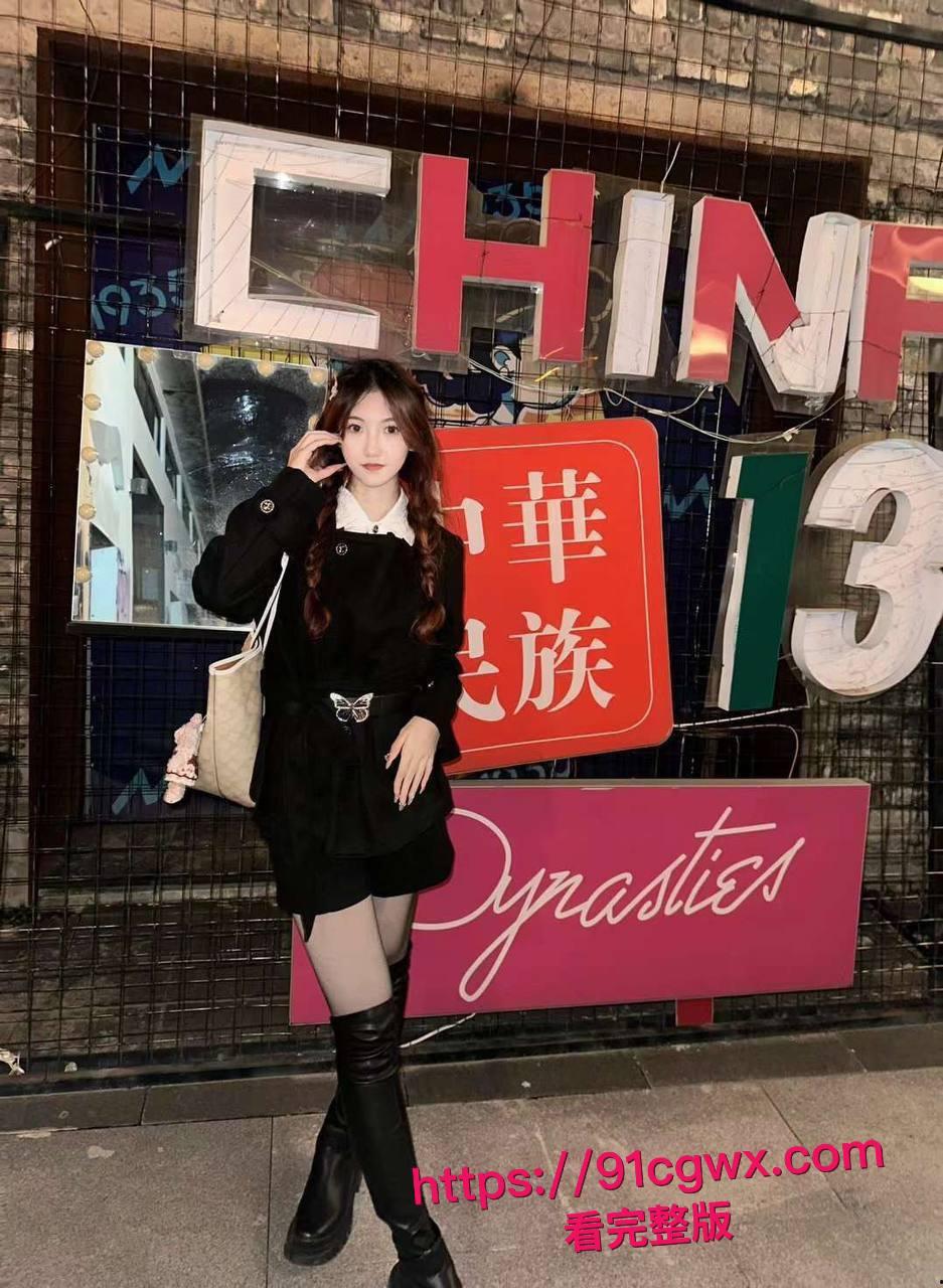 真实约炮！约了个漂亮又风骚的眼镜学生妹，极品炮架身材在床上真是让我爽翻天！-3