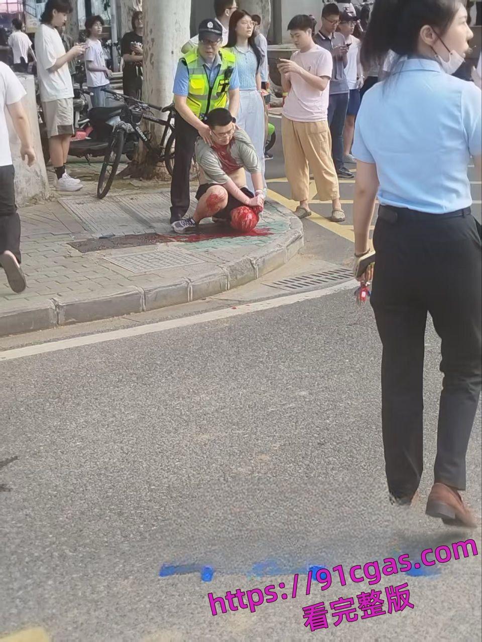 网传湖北武汉大学食堂发生随机斩人案，有多人受伤。-3