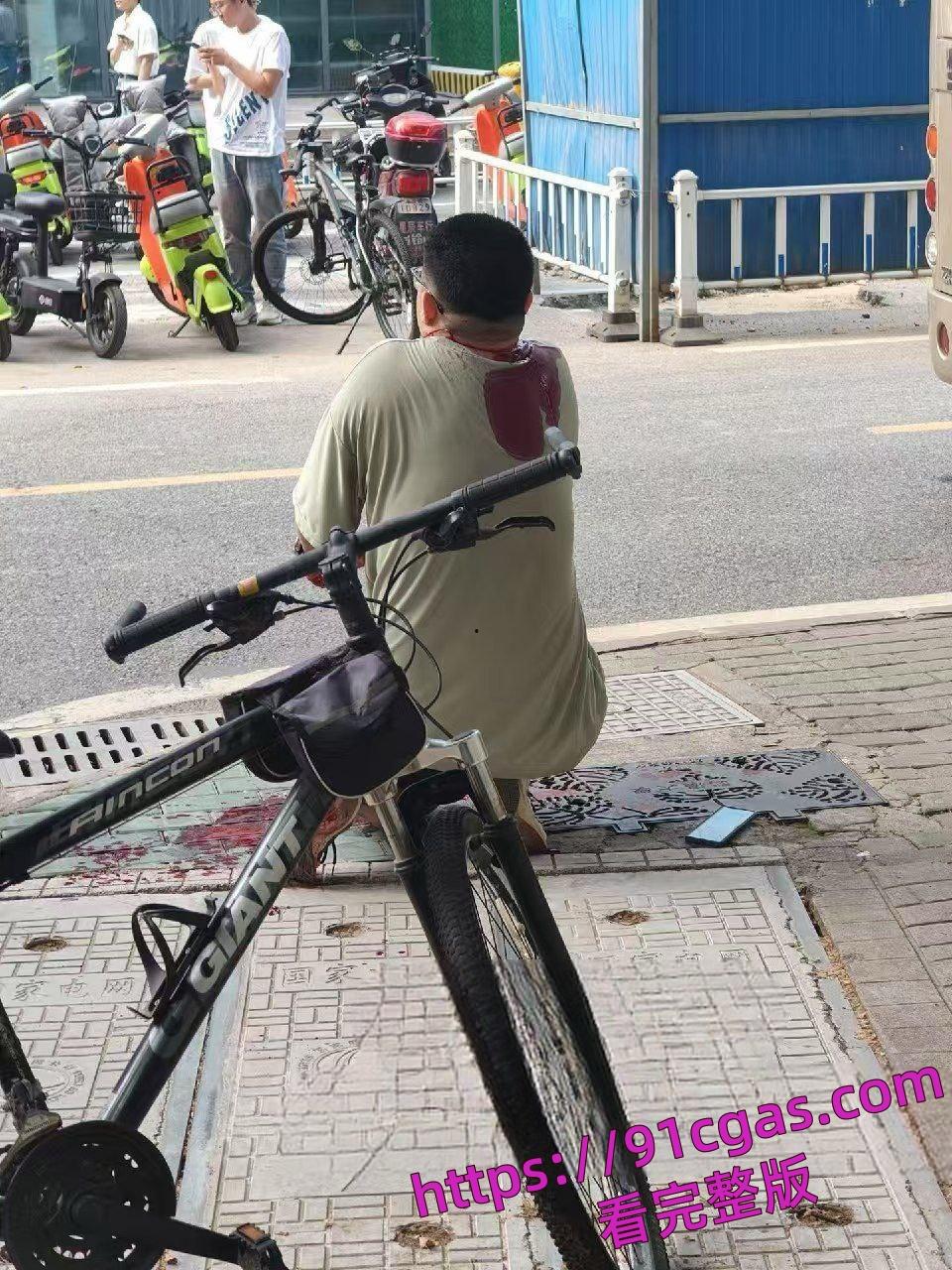 网传湖北武汉大学食堂发生随机斩人案，有多人受伤。-5