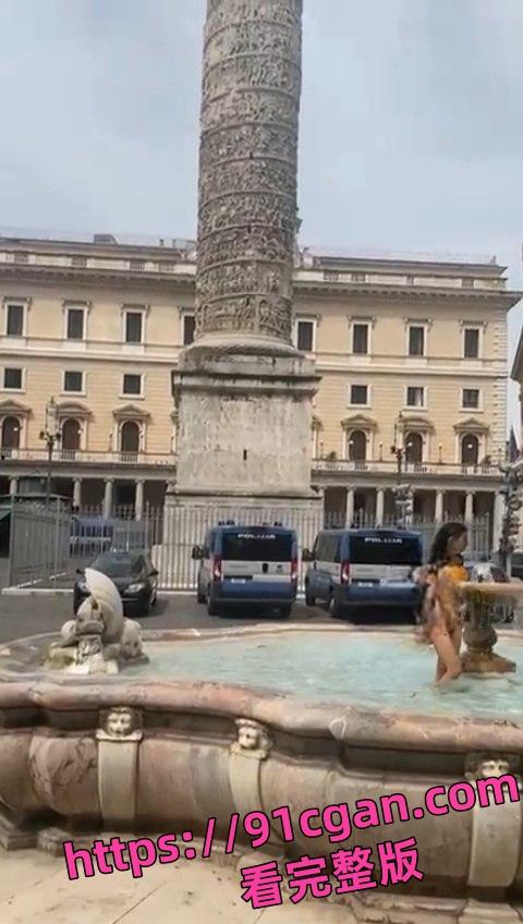 意大利罗马光天化日之下 妹子在圆柱广场中心的喷泉里裸泳!!!-1