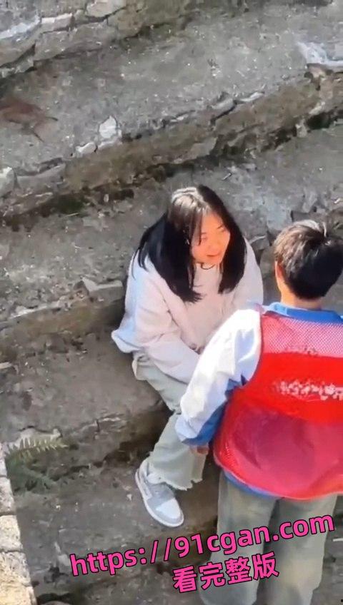 意大利罗马光天化日之下 妹子在圆柱广场中心的喷泉里裸泳!!!-2