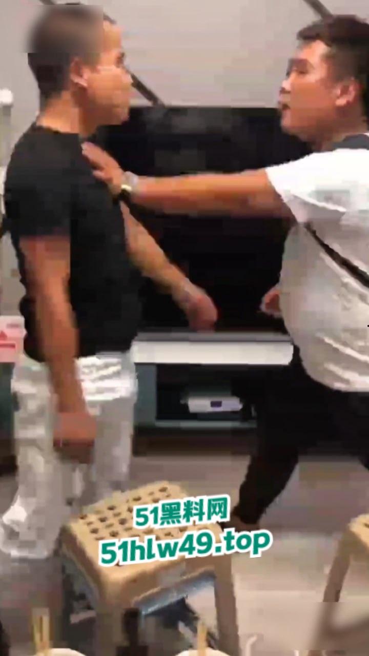 实拍朋友吵架捅刺现场，持刀威胁不服不忿结果大哥说捅就捅，这一刀扎老实了吧！-4