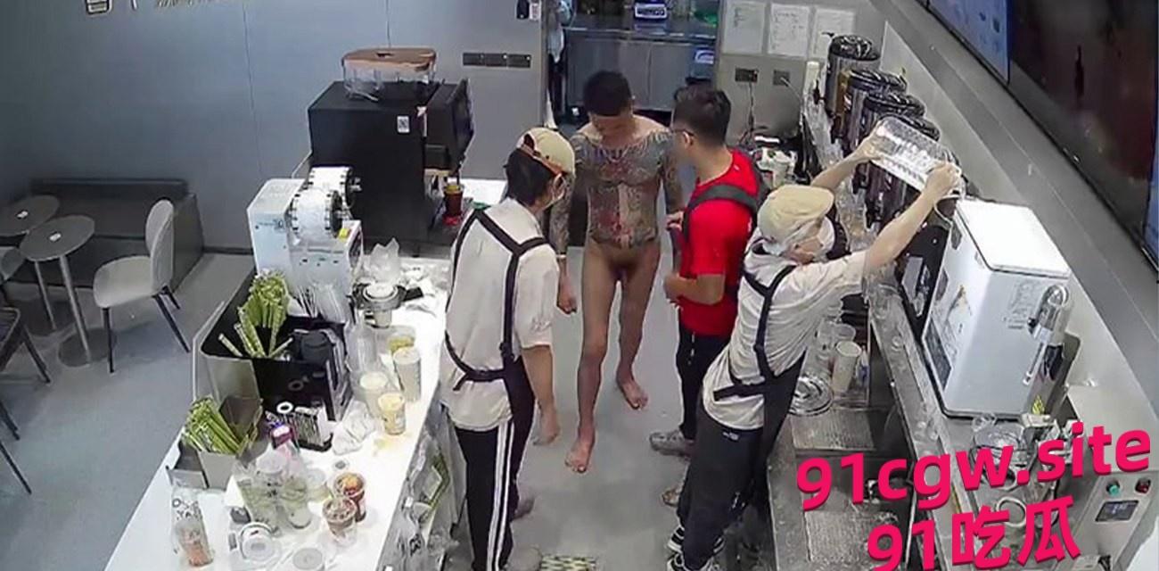 裸男持刀进入奶茶店 店员机智应对将其制服!-6