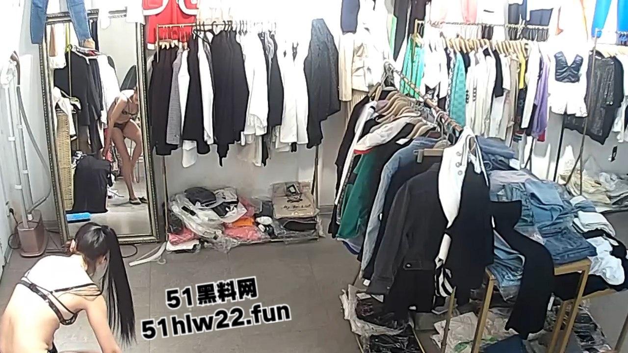 女装店老板偷装摄像头直播女顾客露奶换衣全过程，大奶美女少妇御姐个个春光乍泄。-3