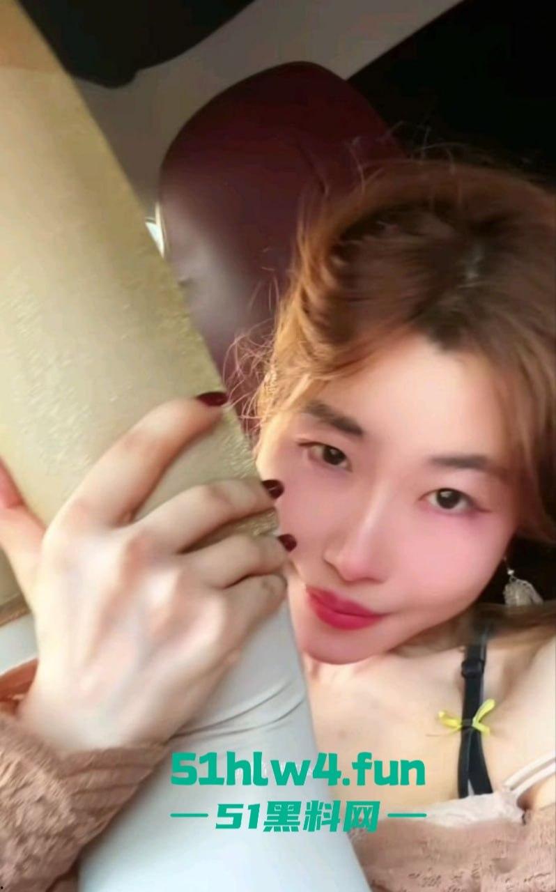 抖音150W粉丝网红【烟火iris】性爱视频流出,一脸潮红勾人心魄巨乳肥臀骑乘榨精!-1