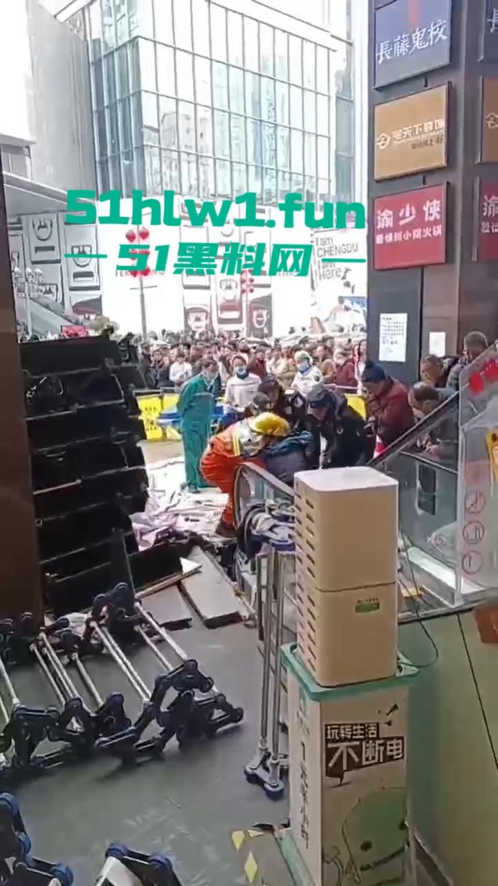 成都春熙路扶梯维修过程中出事故,可怕电梯要吃人现场事故视频流出。-3