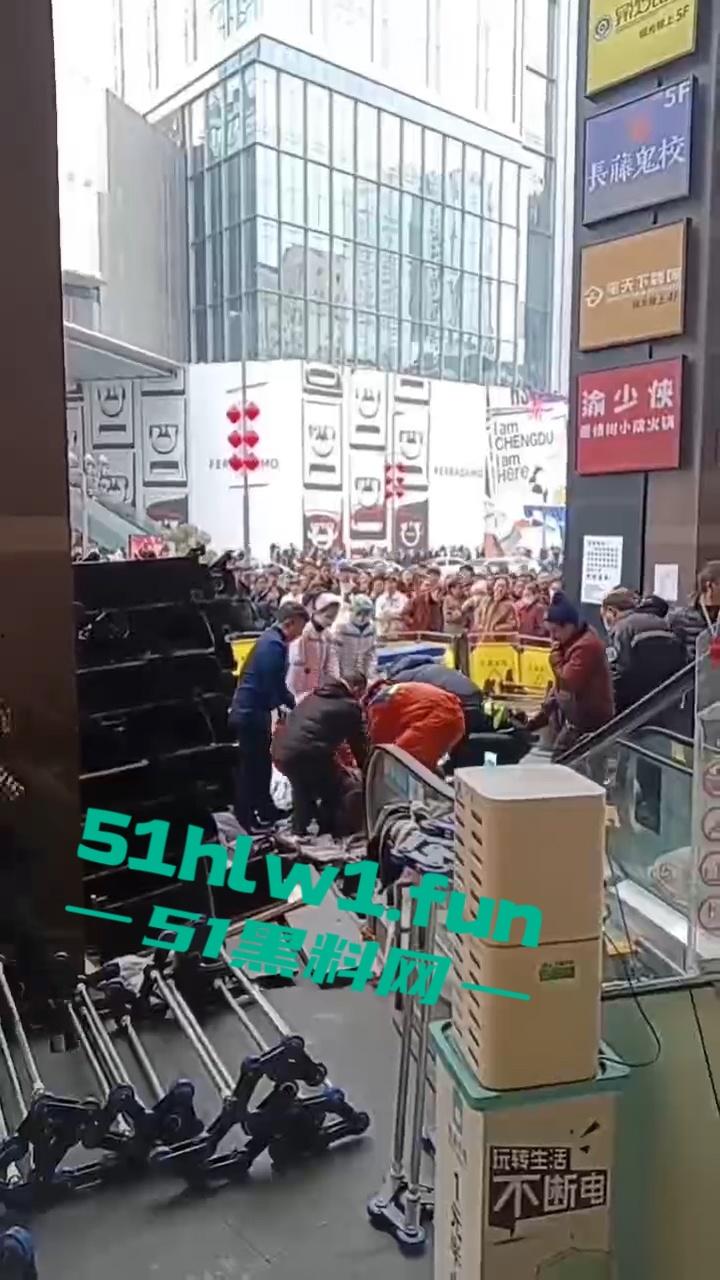 成都春熙路扶梯维修过程中出事故,可怕电梯要吃人现场事故视频流出。-4
