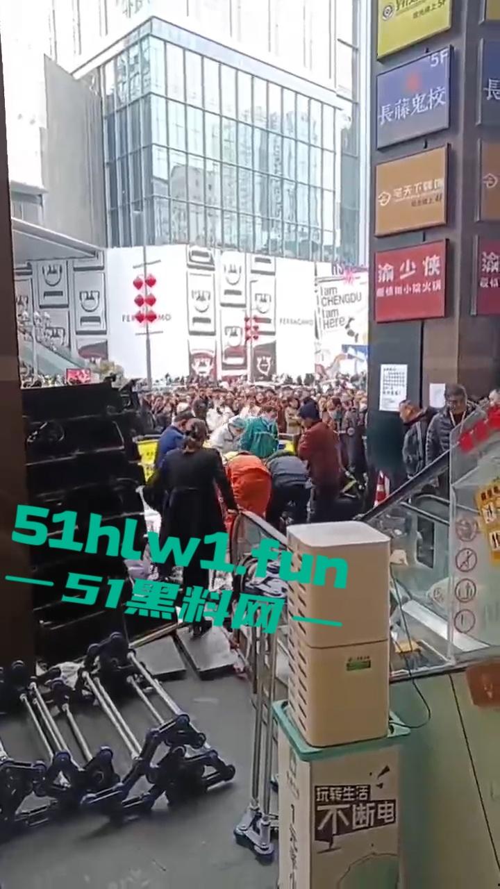 成都春熙路扶梯维修过程中出事故,可怕电梯要吃人现场事故视频流出。-6